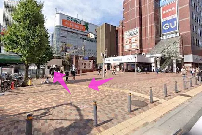 西武新宿駅を出てすぐ右手にある線路の下をくぐります。