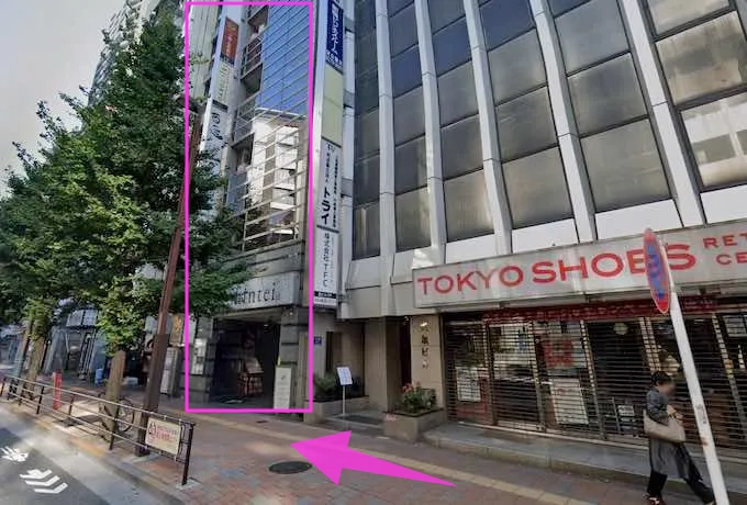 右に曲がってしばらく進むと、都営大江戸線新宿西口駅の出口が右手に見えます。 そのまま真っ直ぐ進んでください。