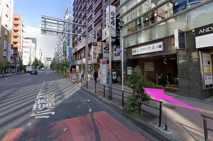 しばらく真っ直ぐ進むと右手にTOKYO SHOESと書かれた大きな看板があります。 その左側が新宿ウエストスクエアビルです。 奥のエレベーターで9階のクリニック受付までお越しください。