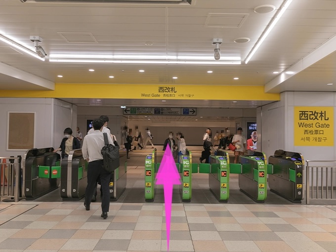 JR西改札の出口を出ます。