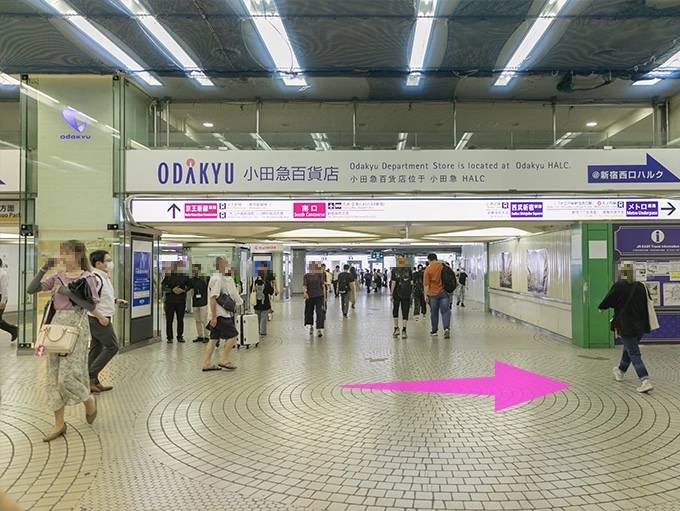 小田急百貨店の看板が見えたら「メトロ通路」の方向(右)に曲がります。