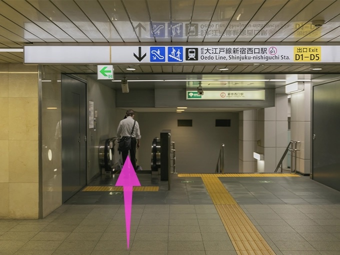 出口「D1〜D5」の案内が見えたら下がります。