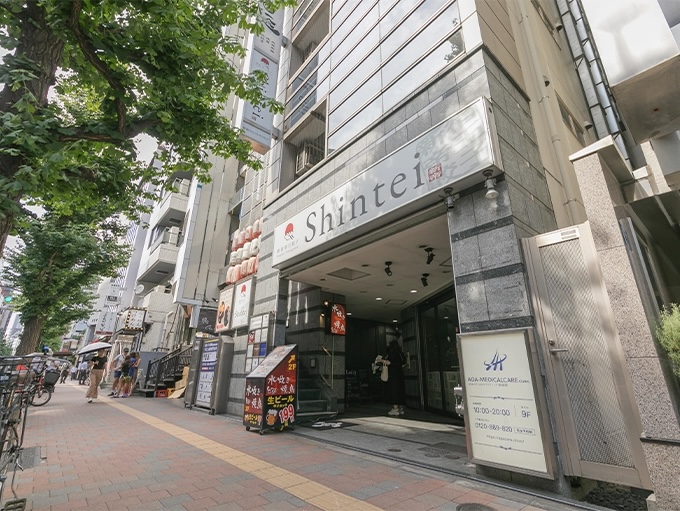 「Shintei」という餃子屋さんの看板が見えたら新宿ウエストスクエアビルに到着です。奥のエレベーターで9階のクリニック受付までお越しください。